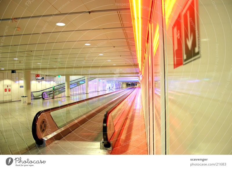 Gateway Rolltreppe München Laufband Ferne mehrfarbig Architektur Flughafen Licht Farbe Treppe Wege & Pfade