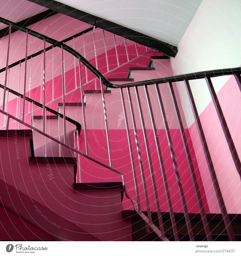 Anstieg Innenarchitektur Treppenhaus Architektur Treppengeländer außergewöhnlich eckig trendy rosa Design Farbe Farbfoto Innenaufnahme Menschenleer