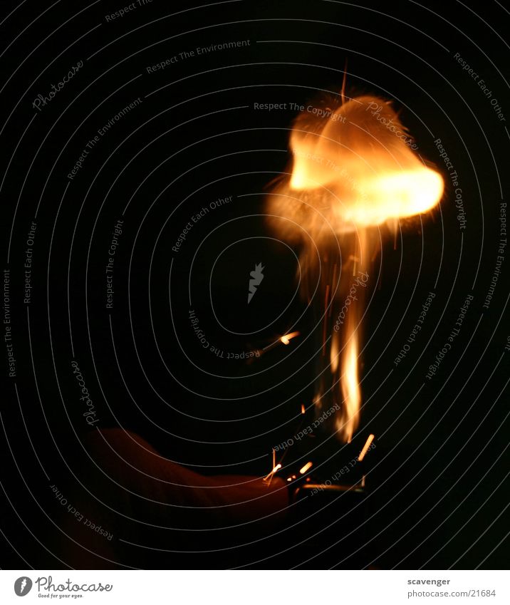 Atompilz Feuerzeug dunkel Hintergrundbild Wolken Hand Finger Daumen brennen Geschwindigkeit steigen Makroaufnahme Nahaufnahme Brand Strohballen Vulkan hell