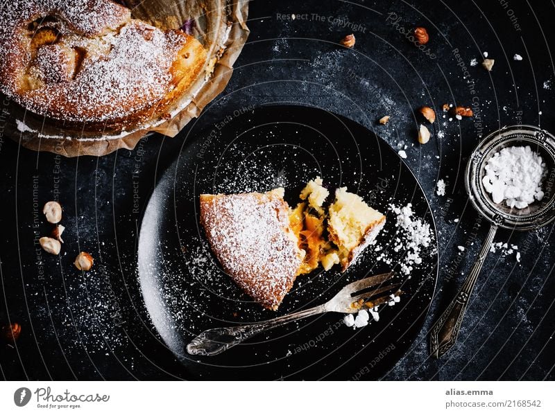 Aprikosenkuchen Kuchen Dessert Obstkuchen Herbst dunkel Lebensmittel Gesunde Ernährung Speise Foodfotografie Teller angerichtet backen Backwaren Konditorei