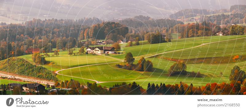 Panoramablick der ländlichen Landschaft des schönen Berges in den Alpen Ferien & Urlaub & Reisen Tourismus Ausflug Ferne Sommer Berge u. Gebirge Haus Natur