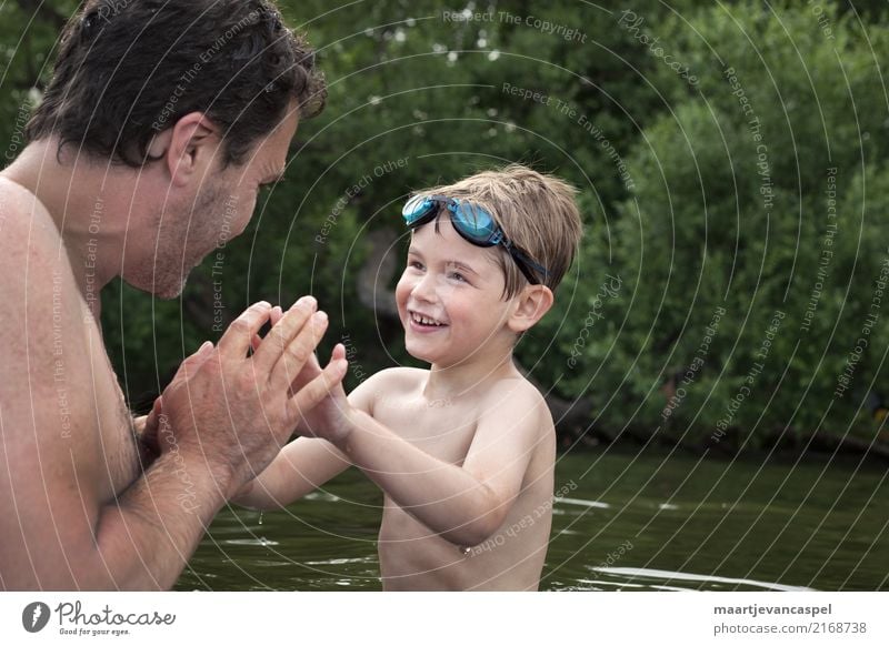 Vater und Sohn haben Spass im Wasser Mensch maskulin Kind Junge Mann Erwachsene Eltern Familie & Verwandtschaft Kindheit Leben 2 3-8 Jahre 30-45 Jahre Natur