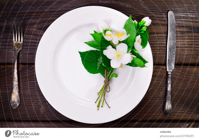 leere weiße runde Platte Abendessen Teller Messer Gabel Tisch Küche Restaurant Blume Blumenstrauß Holz natürlich oben Top Aussicht Hintergrund Lebensmittel