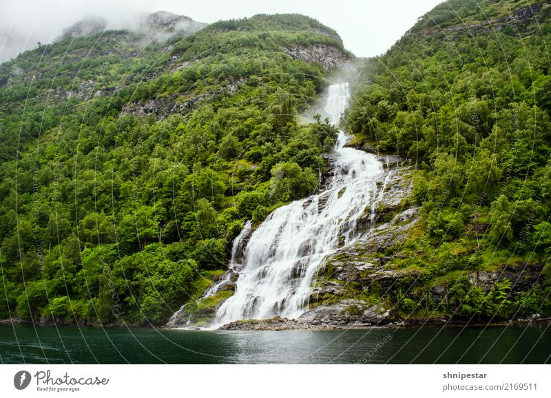 Waterfall Friaren in the Geirangerfjord, Norway Ferien & Urlaub & Reisen Tourismus Ausflug Kreuzfahrt Expedition Berge u. Gebirge wandern Umwelt Natur