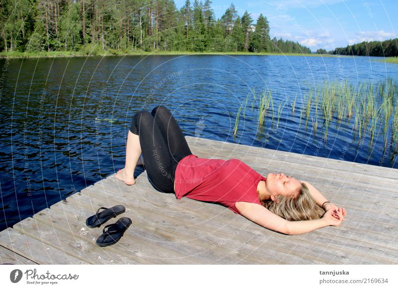 Junge Schönheit genießen die Beschaffenheit von Finnland, Karelien schön Erholung Freizeit & Hobby Ferien & Urlaub & Reisen Tourismus Camping Sommer Frau