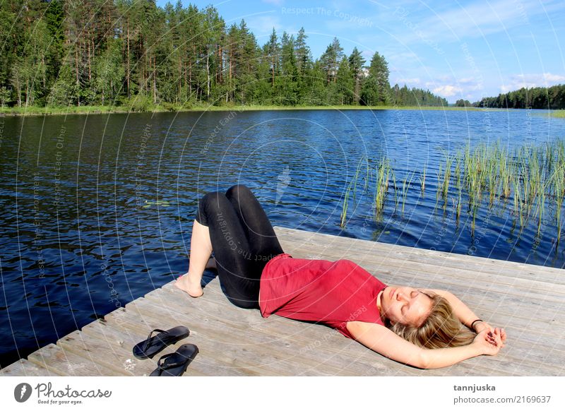 Junge Frau, die nahe See in Karelien, Finnland sich entspannt Lifestyle schön Erholung Ferien & Urlaub & Reisen Tourismus Camping Sommer Erwachsene 1 Mensch