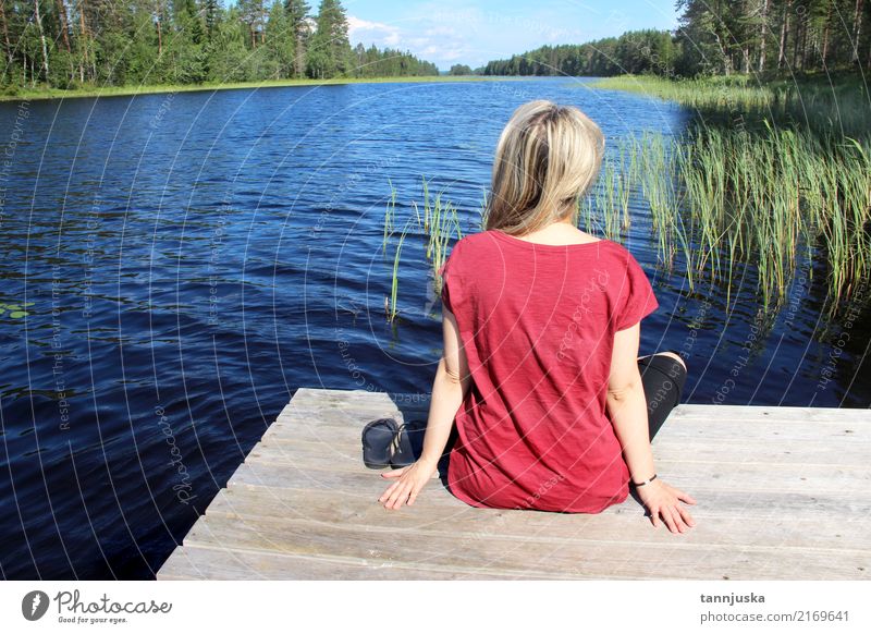 Junge Frau, die nahe See in Karelien, Finnland sitzt Lifestyle Erholung Ferien & Urlaub & Reisen Tourismus Camping Sommer Mensch Erwachsene 1 18-30 Jahre