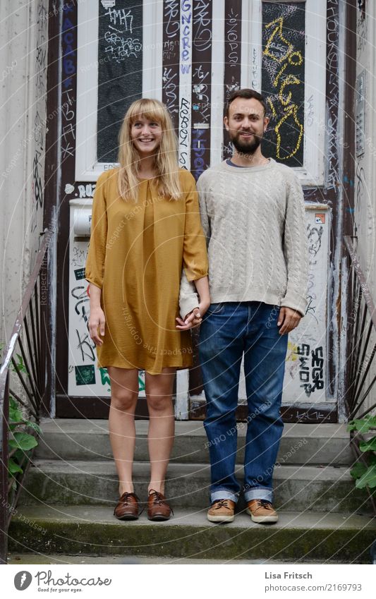 junges Paar - stehend auf Treppe - hiphip Junge Frau Jugendliche Junger Mann Partner 18-30 Jahre Erwachsene Eingangstür Jeanshose Kleid Pullover blond