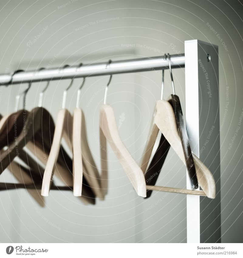 Bitte hängen Sie sich auf! Kleiderbügel aufhängen sortieren Kleiderständer Holz Metall Gedeckte Farben Innenaufnahme Nahaufnahme Detailaufnahme Experiment