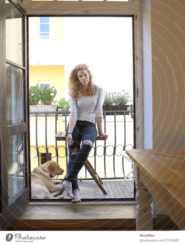 junge, schlanke, rothaarige Frau auf ihrem Balkon mit blondem Labrador Lifestyle Stil Freude schön harmonisch Wohnung Balkonpflanze Junge Frau Jugendliche