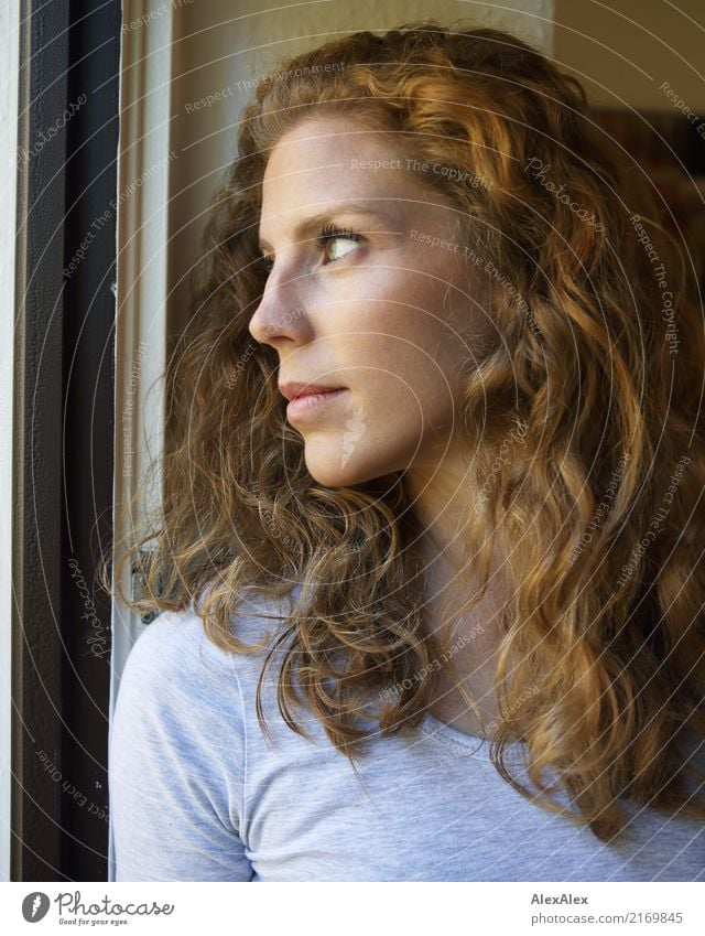 junge, rothaarige Frau mit Locken schaut aus dem Balkonfenster Stil schön Gesicht Leben Junge Frau Jugendliche Haare & Frisuren 18-30 Jahre Erwachsene T-Shirt
