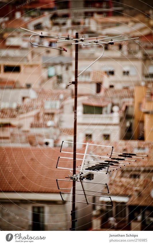 top Empfang Technik & Technologie Telekommunikation Girona Spanien Europa Stadt bevölkert Haus Dach Antenne alt einfach retro braun rot Kultur Häusliches Leben
