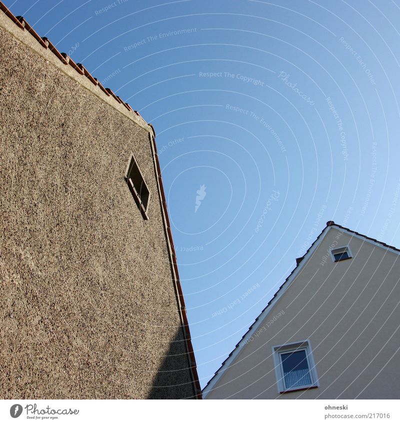 V Haus Einfamilienhaus Gebäude Architektur Mauer Wand Fassade Fenster Dach blau Heimat himmelblau Himmel Farbfoto Textfreiraum oben Licht Schatten Kontrast