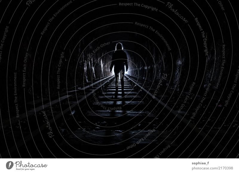 underground Mensch 1 Tunnel Schienenverkehr Gleise stehen Traurigkeit bedrohlich dunkel schwarz Hoffnung Tod Sehnsucht Fernweh Einsamkeit Angst Todesangst