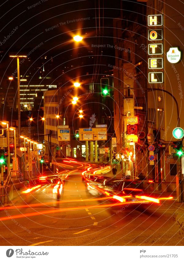 lichter der großstadt Licht Lichtstreifen Abblendlicht KFZ Stadt Verkehr Ampel grün Stuttgart Nacht Feierabend Berufsverkehr spät unterwegs Langzeitbelichtung