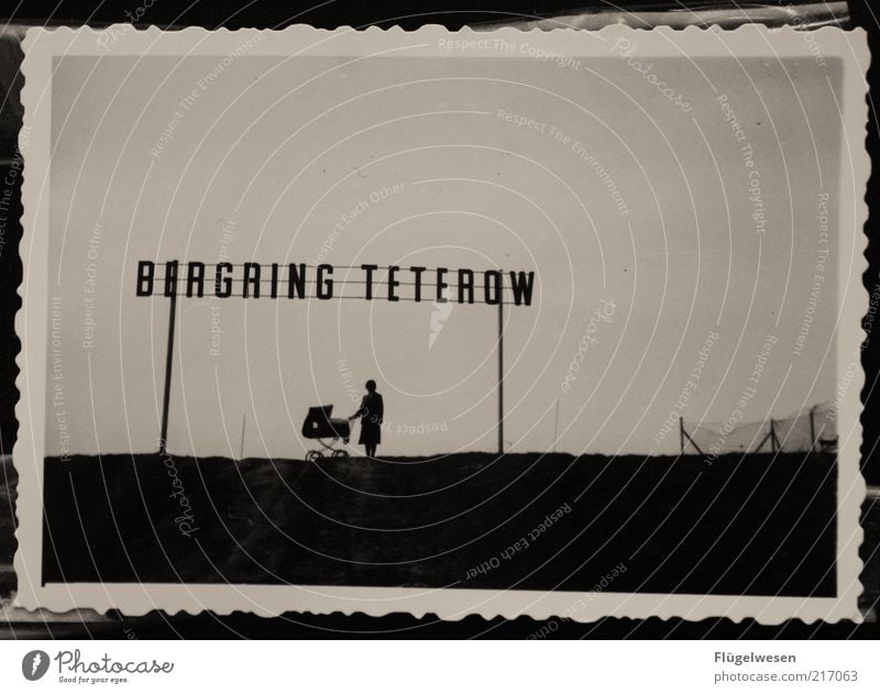 Jedes Jahr zu Pfingsten Teterow Bergring Farbfoto Außenaufnahme analog historisch Postkarte Frau Kinderwagen Schriftzeichen Großbuchstabe Silhouette skurril