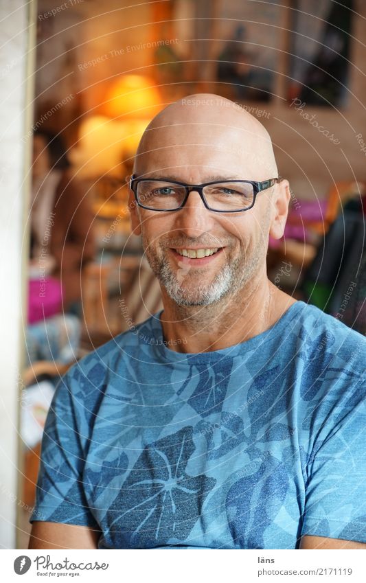 optimistisch lachender Mann Restaurant Bar Cocktailbar Mensch maskulin Erwachsene Leben 1 45-60 Jahre T-Shirt Brille Glatze Dreitagebart beobachten Blick