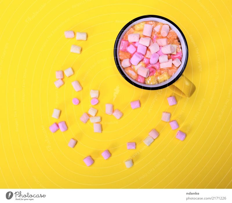 ocoa Getränk in einem gelben Becher Dessert Heißgetränk Kakao Tasse lecker oben rosa Marshmallow trinken Scheibe Top süß Lebensmittel aromatisch Hintergrund