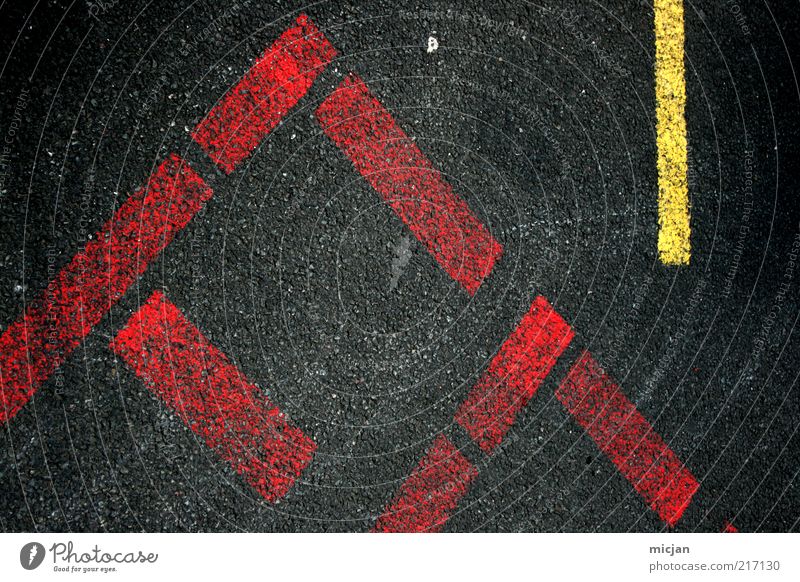 Fuse | Fast Forward Schriftzeichen abkürzung Fortschritt Buchstaben Zeichen Flughafen Landebahn gelb rot schwarz Asphalt Straße Schilder & Markierungen Linie