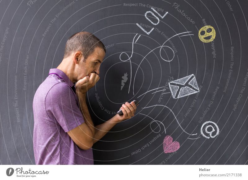 Konzept des Social Media Chats. Einzelner weißer erwachsener Mann, der vor einer Tafel steht und sein Smartphone benutzt Lifestyle Funktelefon PDA Internet