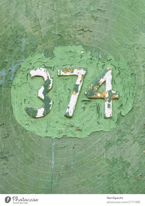 374 Mauer Wand Ziffern & Zahlen alt ästhetisch außergewöhnlich retro schön trashig grün Hausnummer Patina Verfall Farbe Putz abblättern Vergänglichkeit