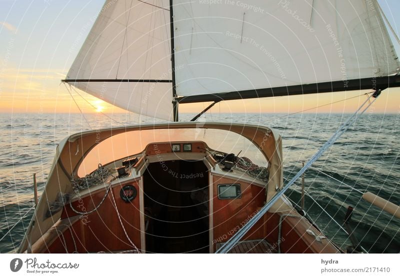 Segeln bei ruhiger See vor dem Wind in den Sonnenaufgang Sonnenuntergang Segelboot Segelschiff Meer Abenteuer Wellen Yachting Wasser Wolkenloser Himmel