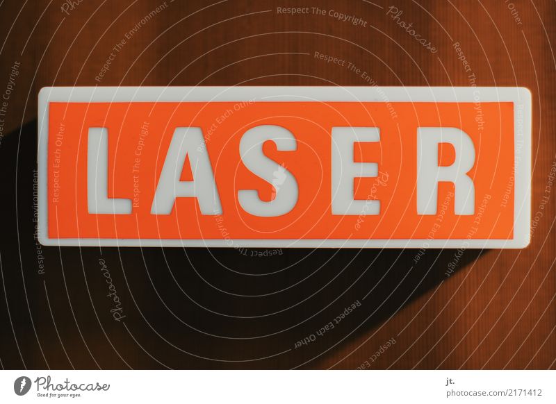 Laser-Warnleuchte Kunststoff Schriftzeichen Hinweisschild Warnschild alt retro braun orange weiß Sicherheit gefährlich Gesundheitswesen Zukunft Farbfoto