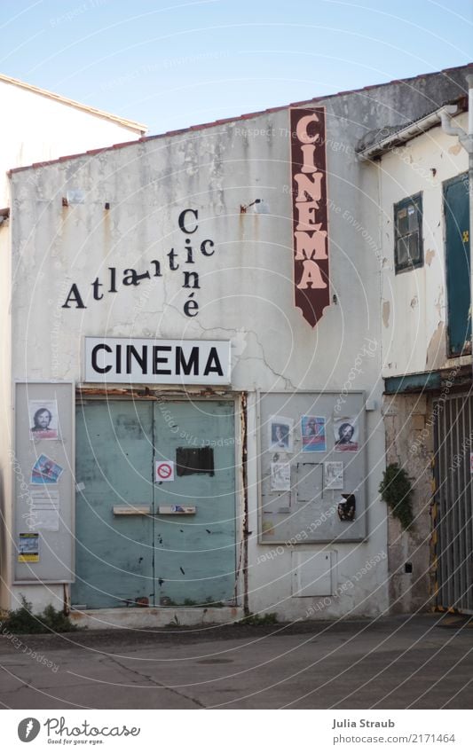 mal wieder ins Kino Île de Ré Frankreich Kleinstadt Hafenstadt Stadtzentrum Altstadt bevölkert Gebäude Vergangenheit Zeitreise Farbfoto