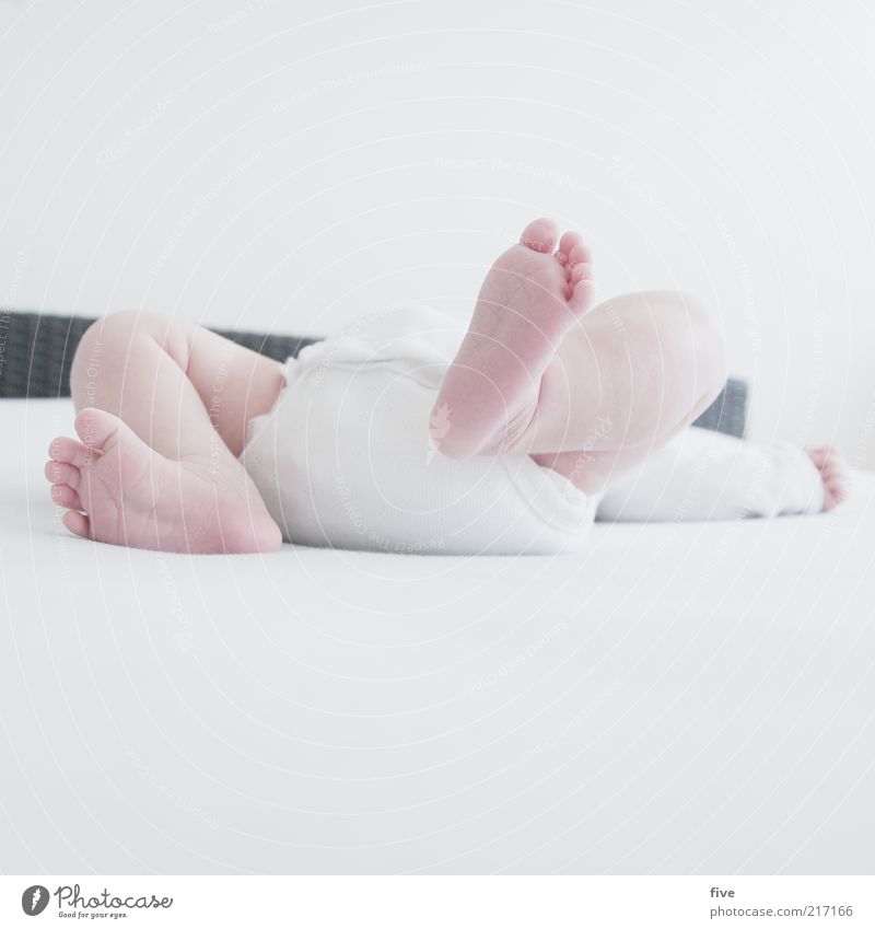 neue welt / teil 4 Häusliches Leben Wohnung Bett Raum Schlafzimmer Mensch Baby Kleinkind Kindheit Beine Fuß 1 0-12 Monate liegen Wachstum Gefühle Freude Glück