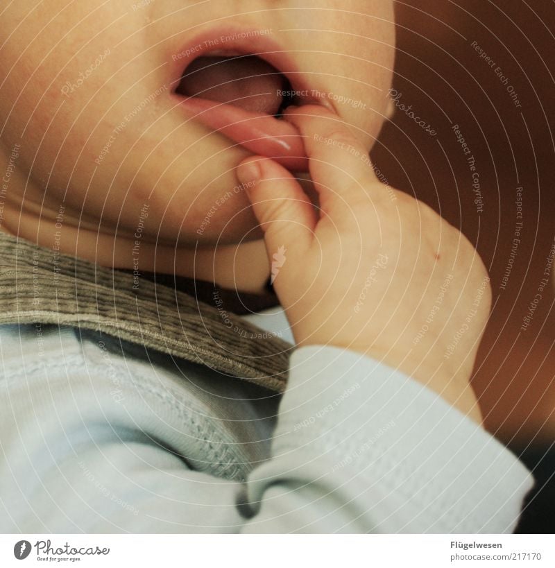 Da, wieder ein Zahn! schön Kind Baby Kleinkind 1 Mensch 0-12 Monate Zufriedenheit Gefühle Zähne Zahnfleisch Zahnschmerzen Hosenträger Denken nachdenklich Finger
