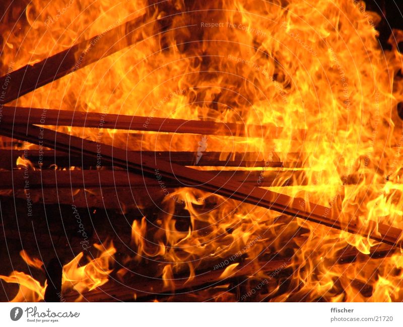 St. Martin Feuer Holz rot gelb brennen heiß Physik Romantik Sankt Martin Brand Flamme orange Funken Wärme