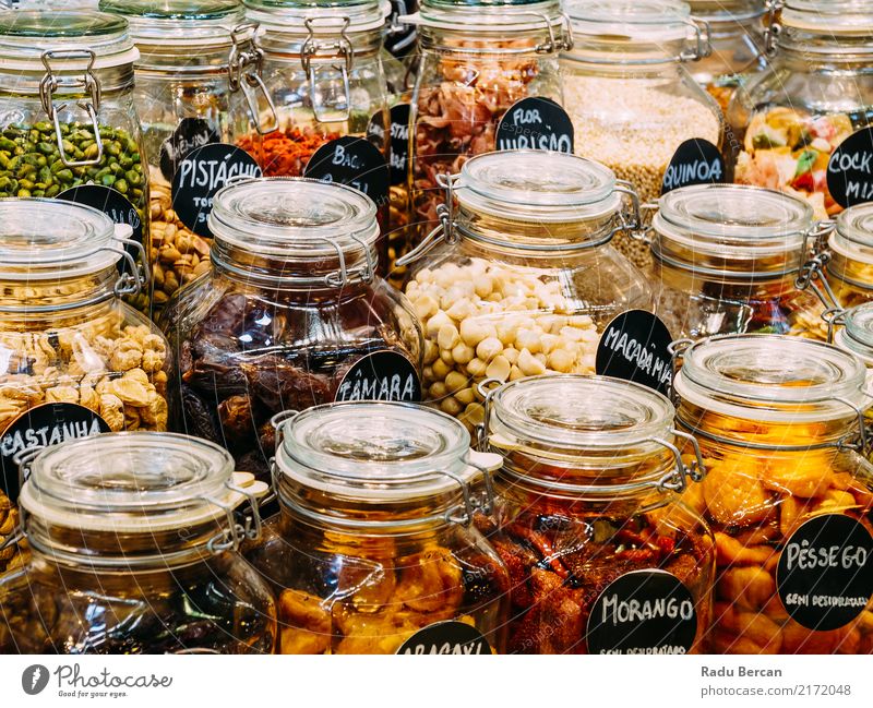 Trockenfrüchte in den Glasgefäßen für Verkauf im Markt Lebensmittel Gemüse Frucht Ernährung Essen Bioprodukte Diät kaufen Container frisch Gesundheit natürlich