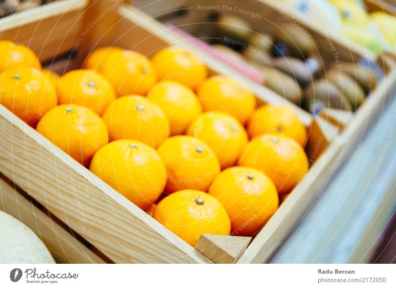 Orangen für Verkauf im Obstmarkt Lebensmittel Frucht Ernährung Essen Bioprodukte Vegetarische Ernährung Diät kaufen Marktplatz Kasten Container Fressen füttern