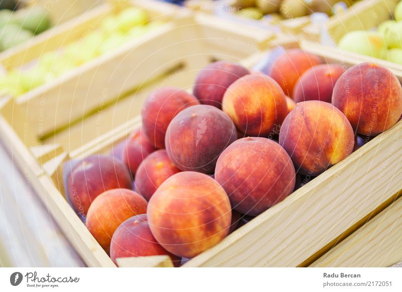 Pfirsiche zum Verkauf im Obstmarkt Lebensmittel Gemüse Frucht Ernährung Essen Bioprodukte Vegetarische Ernährung Diät kaufen Natur Marktplatz Kasten Container