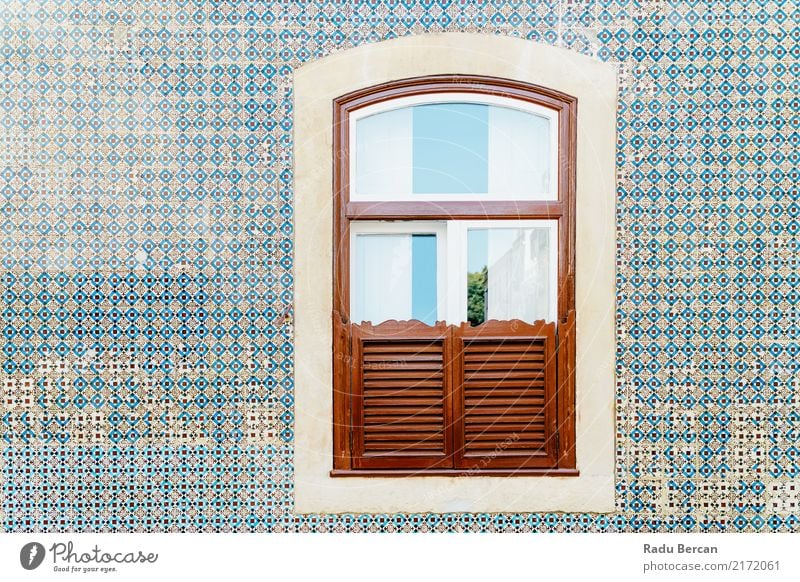 Hölzernes Fenster der Weinlese auf blauer Fliesen-Wand in Lissabon, Portugal Stil Design Haus Dekoration & Verzierung Architektur Dorf Kleinstadt Stadt