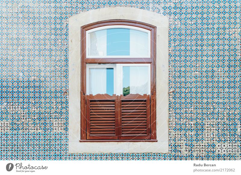 Hölzernes Fenster der Weinlese auf blauer Fliesen-Wand in Lissabon, Portugal Stil Design Haus Hausbau Dekoration & Verzierung Kleinstadt Stadt Stadtzentrum