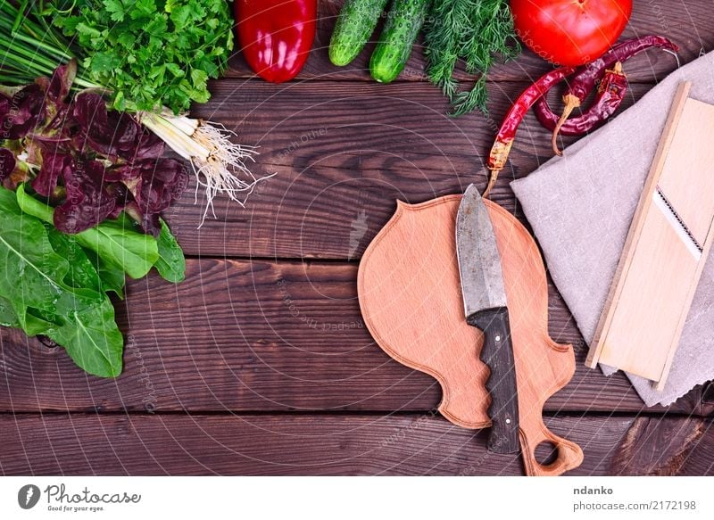 frisches Gemüse und Kräuter für Salat Kräuter & Gewürze Messer Holz natürlich oben grün rot Tomate Paprika Petersilie Salatbeilage Lebensmittel nützlich Vitamin