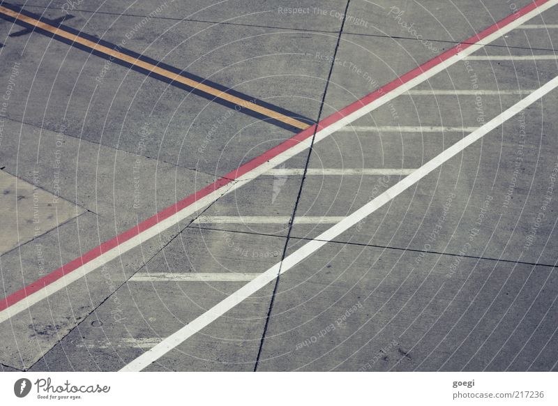 Absorbtion Platz Flughafen Flugplatz Beton Linie gelb grau rot schwarz weiß Betonplatte Farbfoto Außenaufnahme Menschenleer Tag Vogelperspektive