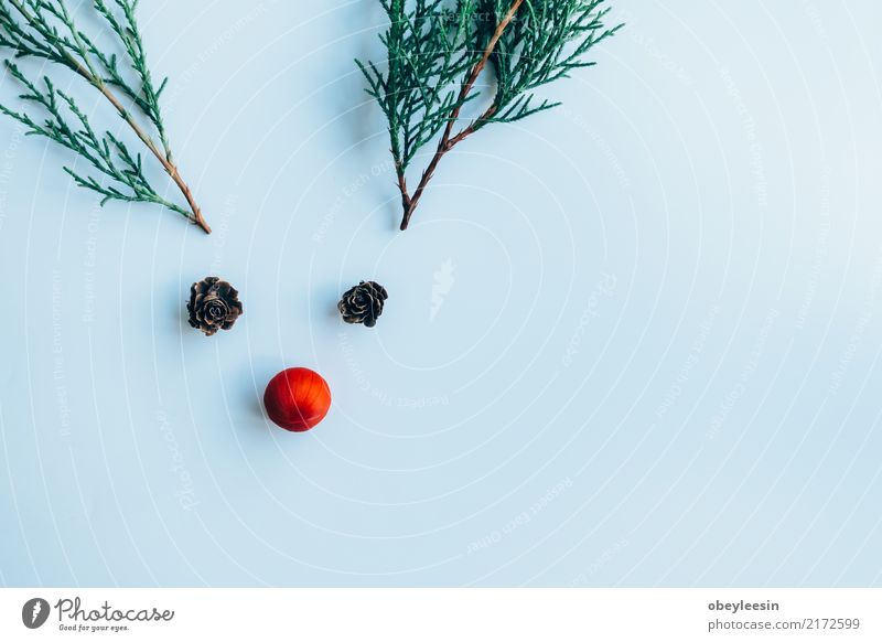 Kreatives Layout aus Weihnachtsschmuck. Design Winter Dekoration & Verzierung Weihnachten & Advent Menschengruppe Sammlung Holz Ornament Kugel neu oben braun