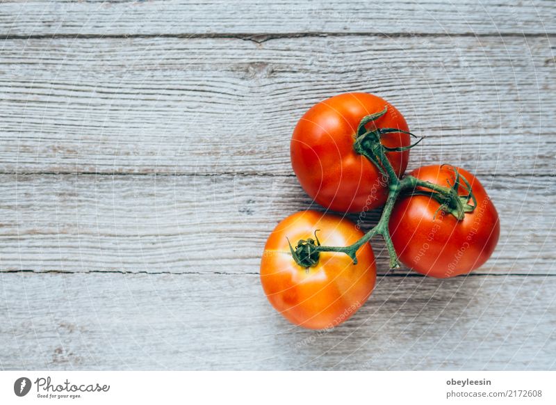 Nahaufnahme von frischen, reifen Tomaten auf hölzernem Hintergrund Gemüse Kräuter & Gewürze Vegetarische Ernährung Diät Sommer Garten Menschengruppe Natur