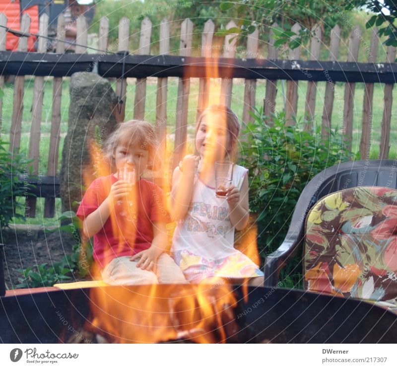 ... und traust dich nich? Getränk trinken Freizeit & Hobby Mädchen 2 Mensch 3-8 Jahre Kind Kindheit Landschaft Schönes Wetter Garten Kleid Grill sitzen