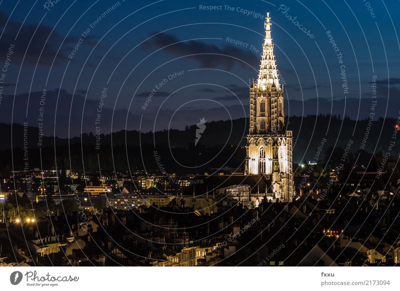 Berner Münster in der Nacht Kirche Kanton Bern Schweiz Langzeitbelichtung Licht Altstadt