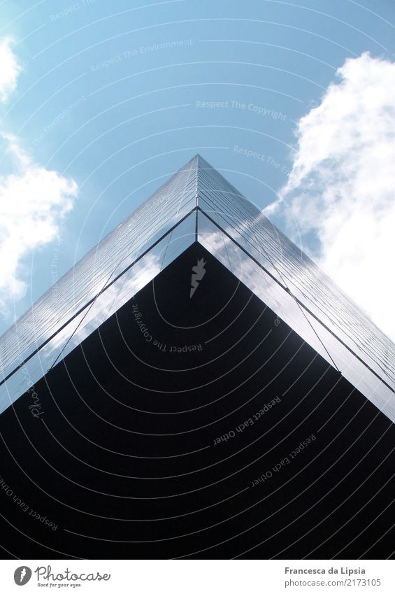 Das fliegende Hochhaus I New York City Amerika USA Menschenleer Bankgebäude Glas Metall bedrohlich eckig hoch oben Stadt blau schwarz Kraft Macht Design