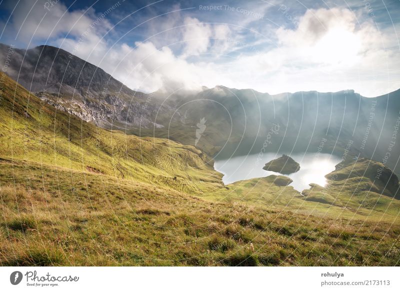 helles Sonnenlicht über alpinem See im Herbst, Bayern Ferien & Urlaub & Reisen Berge u. Gebirge wandern Natur Landschaft Himmel Wolken Nebel Wiese Hügel Felsen