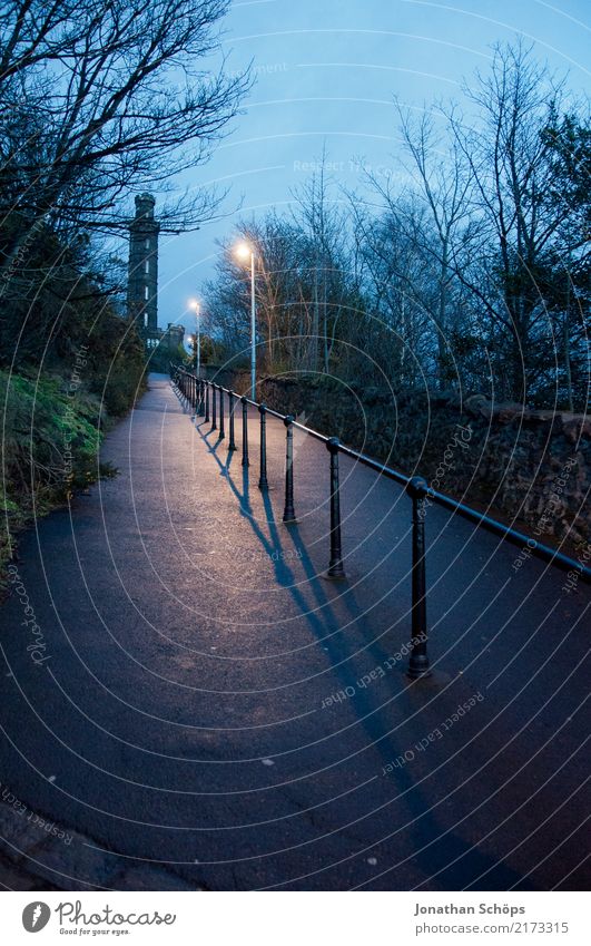 Aufstieg zum Calton Hill, Edinburgh Umwelt Abenteuer Angst anstrengen Zufriedenheit Einsamkeit Erwartung geheimnisvoll träumen Traurigkeit Wege & Pfade Ziel