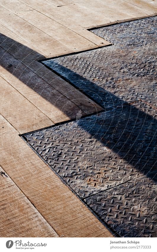 Holz- und Metallboden Stadt eckig einfach fest braun grau Strukturen & Formen Boden Bodenbelag Bodenplatten Schattenspiel Schattenseite Sonnenstrahlen Balkon