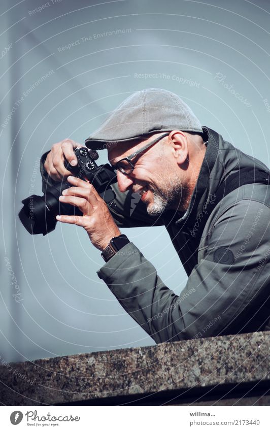Männlicher Fotgraf mit Kamera Freizeit & Hobby Fotografieren Medienbranche Fotokamera Mensch maskulin Mann Erwachsene Oberkörper Brille Hut Bart entdecken