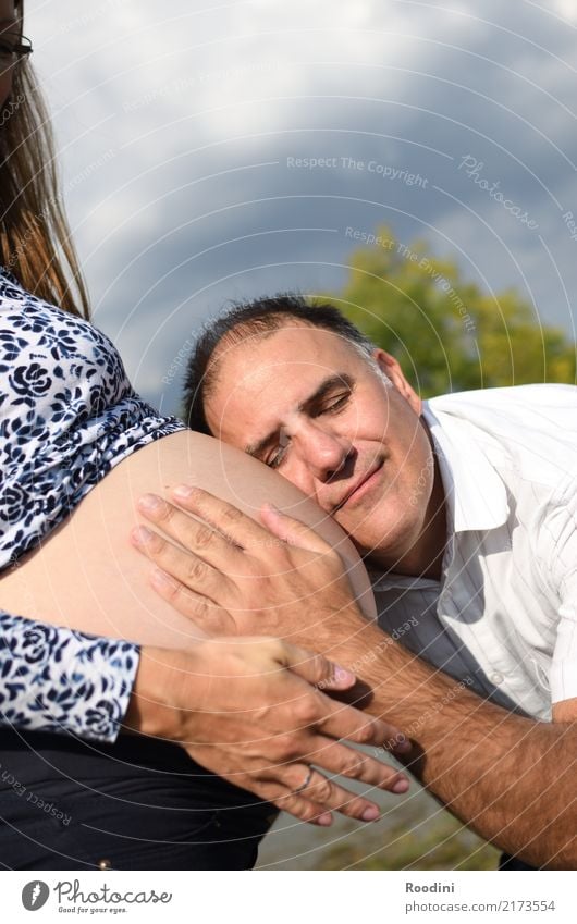 Bauchgefühl maskulin Baby Eltern Erwachsene Mutter Vater Paar Gesicht 2 Mensch 30-45 Jahre festhalten genießen lachen Liebe Umarmen Gesundheit rund schwanger