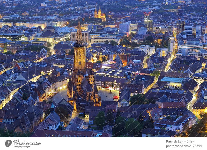 Freiburg von oben Tourismus Freiburg im Breisgau Deutschland Baden-Württemberg Europa Kleinstadt Stadt Stadtzentrum Altstadt Haus Kirche Bauwerk Architektur