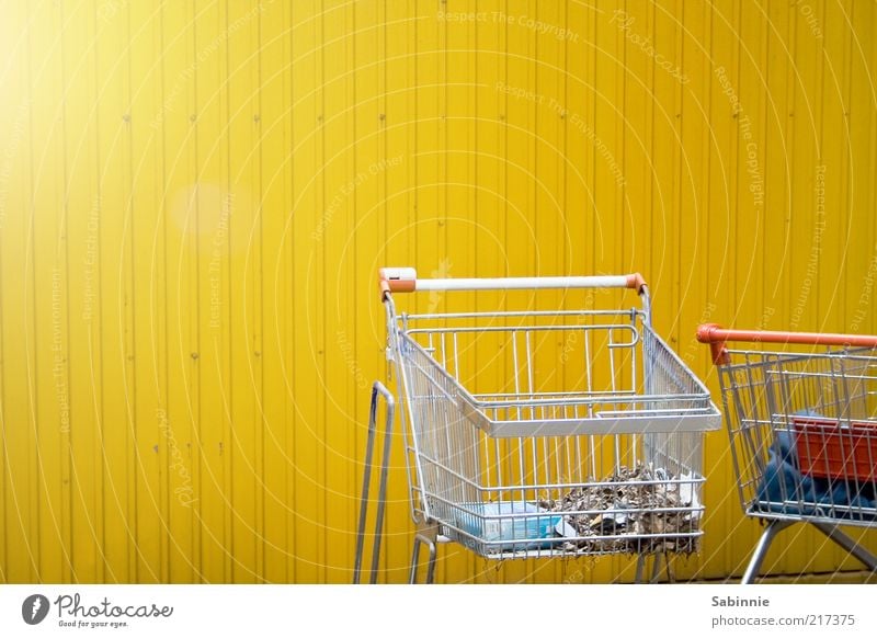 Schoppin' kaufen Handel Einkaufswagen Metall Kunststoff gelb rot silber Konsum Müll Gitter Griff Wirtschaftskrise Farbfoto mehrfarbig Außenaufnahme